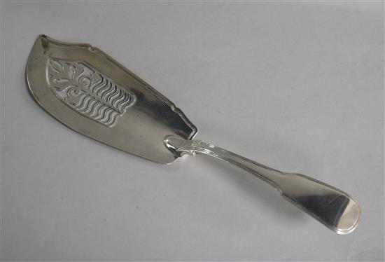 A George III Scottish silver fiddle pattern fish slice, Edinburgh, 1816, 5 oz.